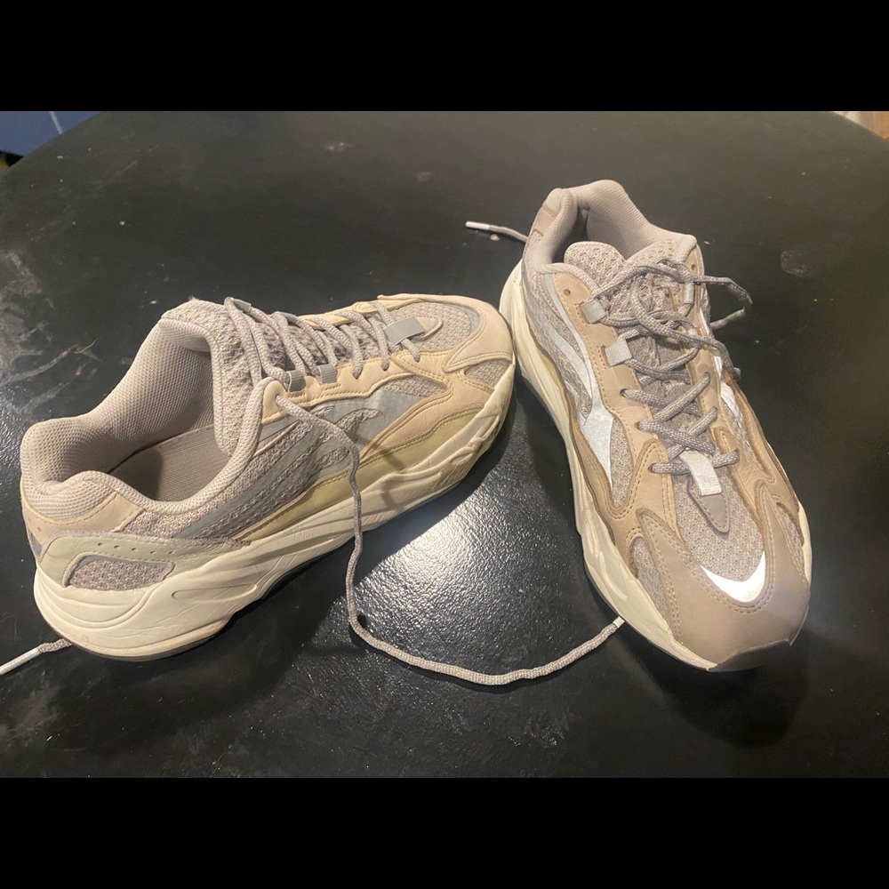 YEEZY BOOST 700 V2 ‘CREAM’